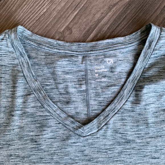 GapFit Breath V-Neck - Picture 3 of 7